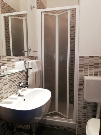Bathroom 4, Hotel Dover, Milano