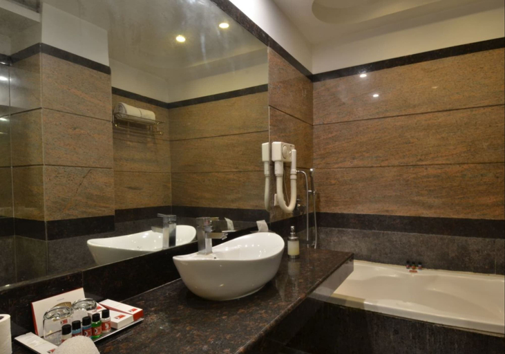 Bathroom 4, HK Clarks Inn, Amritsar, Amritsar