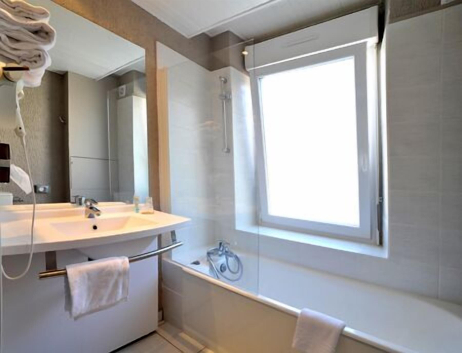 Bathroom 4, The Originals Access, Hôtel Arum, Vosges