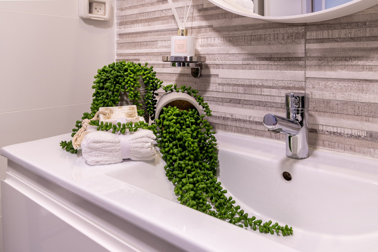 Bathroom 5, King David Court - Isrentals