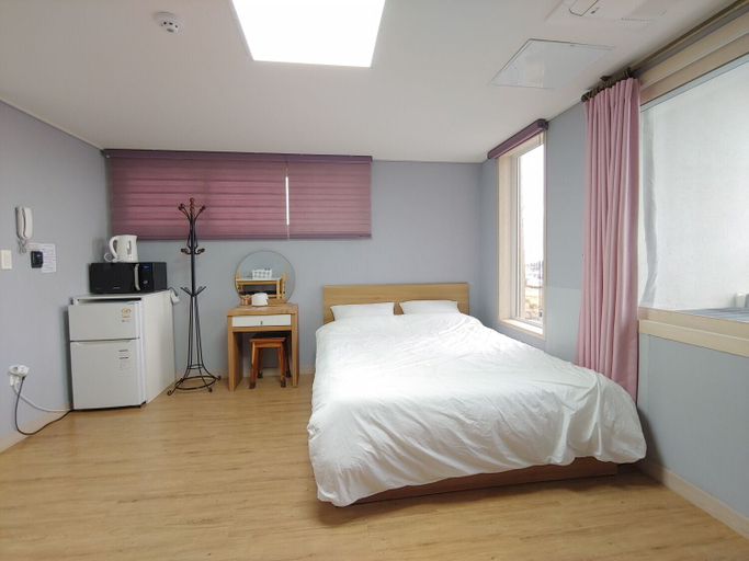 Bedroom 2, Eutteum Won Pension, Jeju
