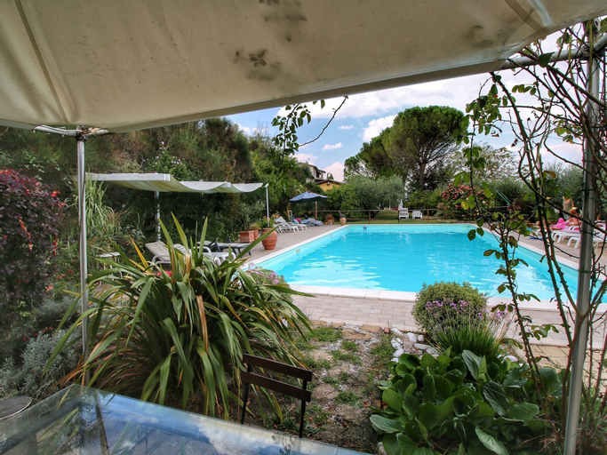 Country House with swimming pool, garden with Mediterranean plants, restaurant  , Perugia