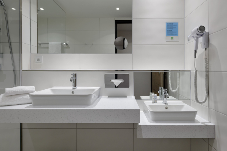 Bathroom 5, ibis Styles Coburg, Coburg