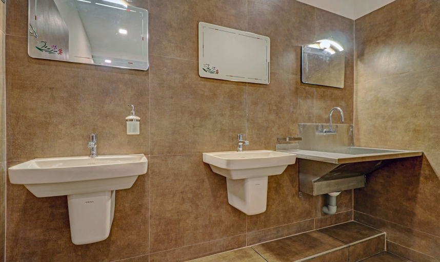 Bathroom 4, Treebo Golden Terminal, Kochi Airport, Ernakulam