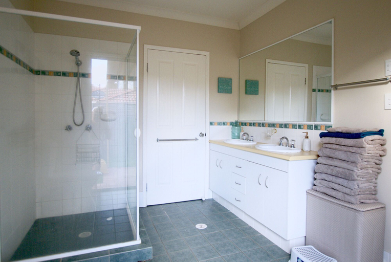 Bathroom 3, Anaheim Entertainer Deluxe, Gold Coast