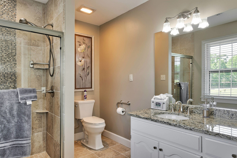Bathroom 4, Pleasanton Courtyard B&B, Fayette