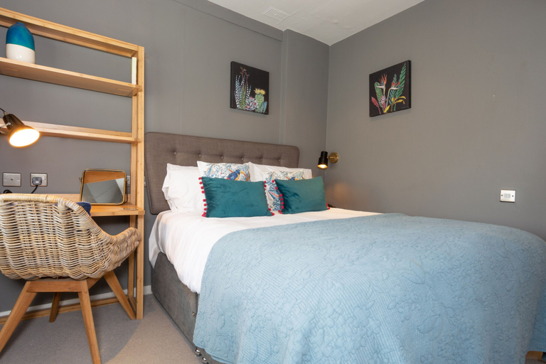 Bedroom 2, the Jersey Arms Hotel, Oxfordshire