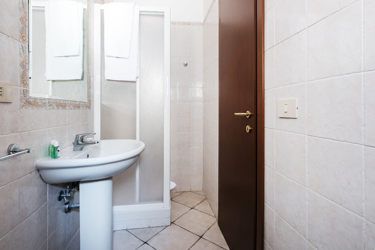 Bathroom 4, Hotel La Villetta, Rome