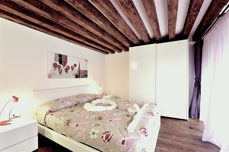 Bedroom 3, Red Rose, Venezia