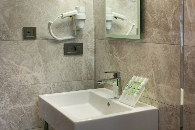 Bathroom 5, The Fox Hotel, Beyoğlu