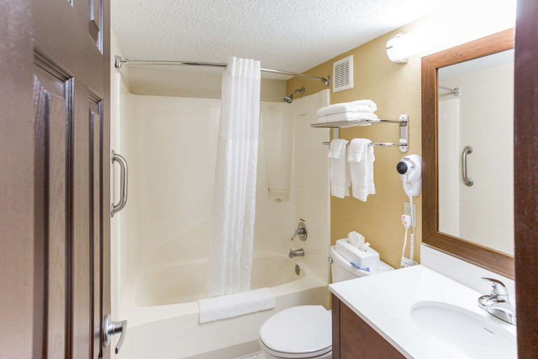 Bathroom 4, Quality Inn & Suites Plattsburgh, Clinton