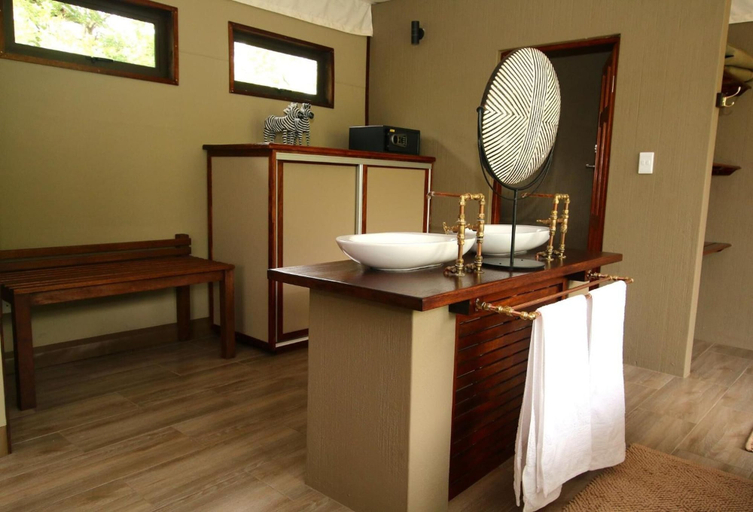 Bathroom 3, Inzalo Safari Lodge, Waterberg