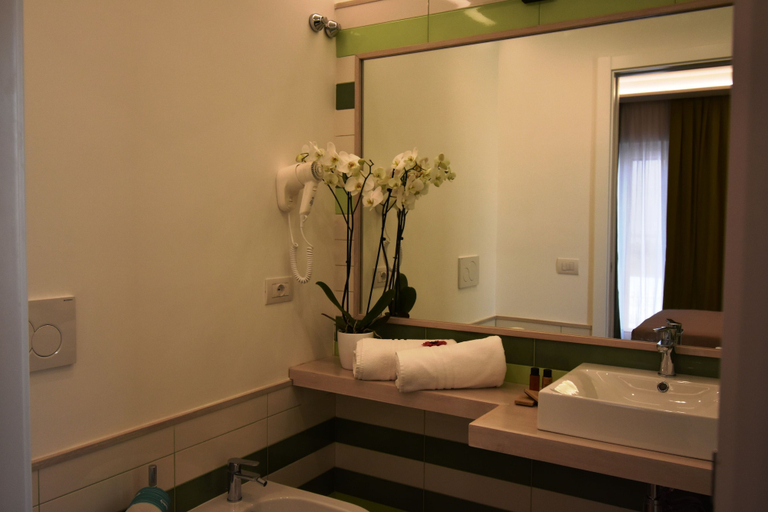 Bathroom 3, Melody Sorrento Suites, Napoli