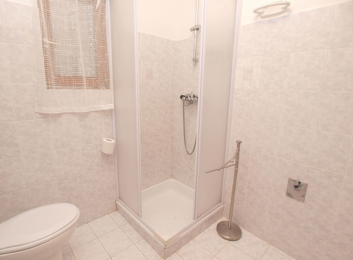 Bathroom 4, Apartment 728, Pula