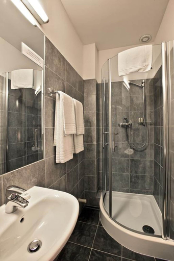 Bathroom 4, Castle Inn, Warsaw