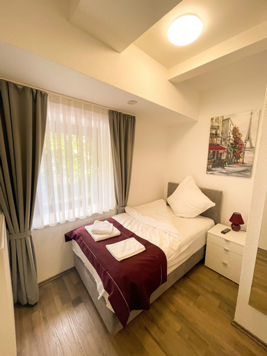 Bedroom 5, Hotel Kronenkurve, Unna