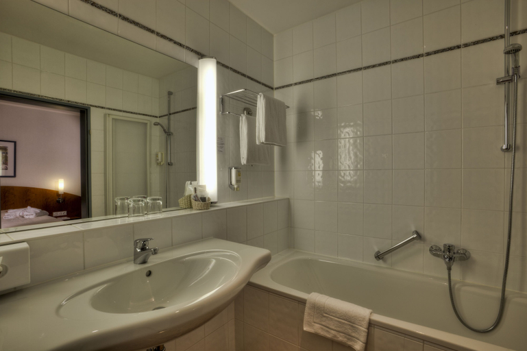 Bathroom 4, Hotel Schiller, Fürstenfeldbruck