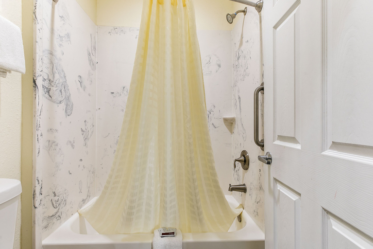 Bathroom 5, Lighthouse Inn, Cameron