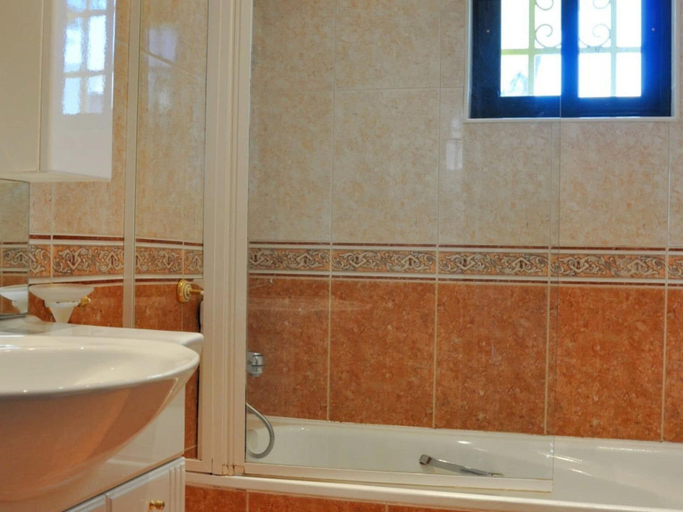 Bathroom, Tranquil Villa in Vilamoura With Private Swimming Pool, Loulé