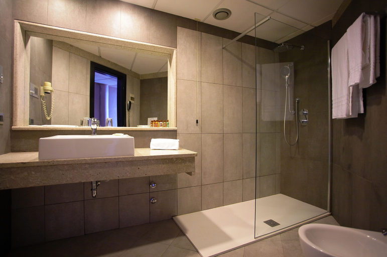 Bathroom 5, Four Points by Sheraton Catania Hotel & Conference Center, Catania
