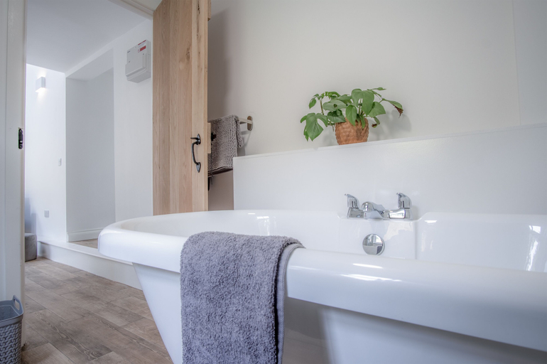Bathroom 4, Brook Cottage Green - 2 Bedroom - Dale, Pembrokeshire