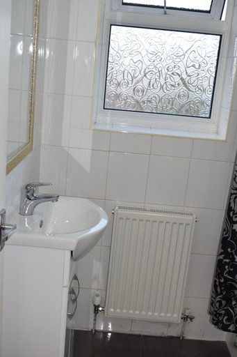 Bathroom 4, Regent Guest House Grimsby, Lincolnshire