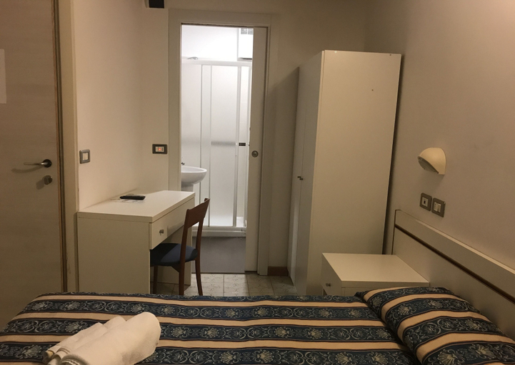 Bedroom 4, Hotel Riva, Rimini