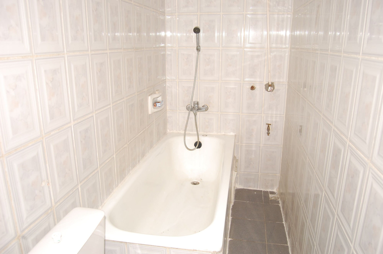 Bathroom 3, Benin Hotel Terminus, Cotonou