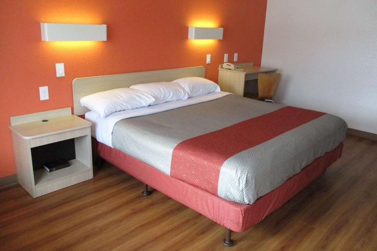 Bedroom 3, Travelodge by Wyndham Lansing, Eaton