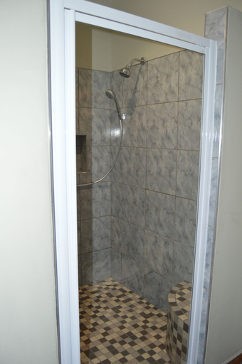 Bathroom 3, Kamaku Guesthouse, Otjiwarongo