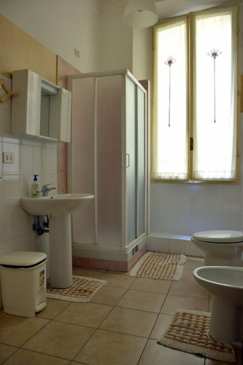 Bathroom, Leonardo Tourist House, Florence
