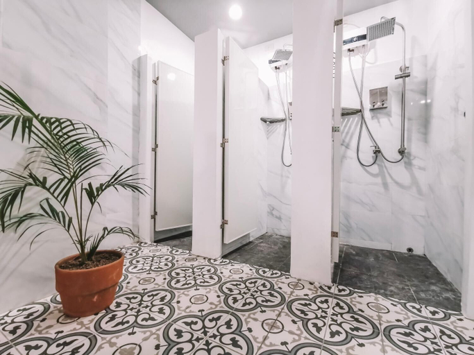 Bathroom, Murals Sleepbox Capsule Hostel - Adults Only, Cebu City