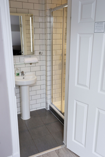 Bathroom 4, Hotel Tia, Sefton