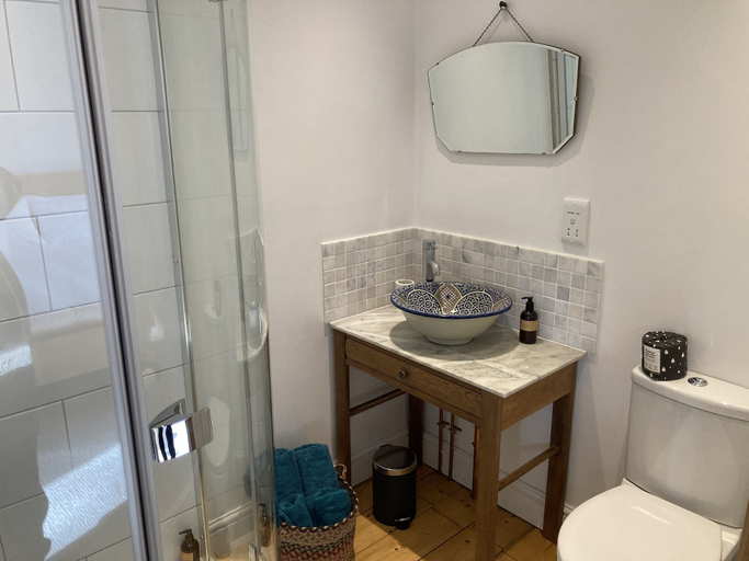 Bathroom 4, Frizenham Farmhouse B&B, Devon