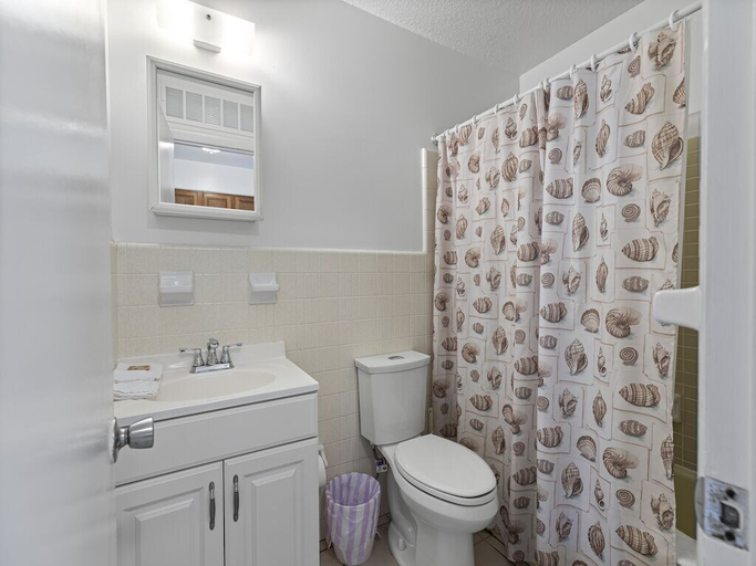 Bathroom 4, The Sportsman's Lodge & Marina, Indian River