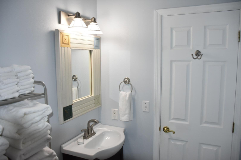 Bathroom 3, The Strand at Twin Rocks, Tillamook