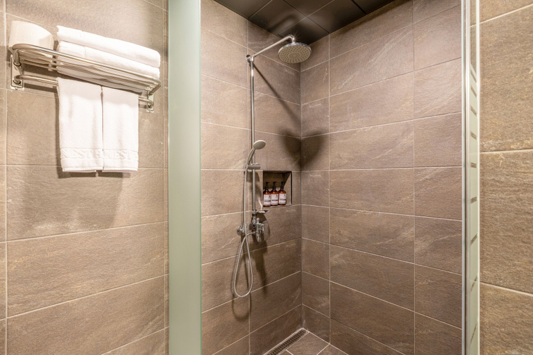 Bathroom 4, Urbanest Hotel, Goyang