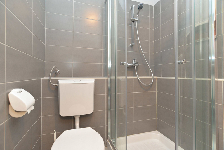 Bathroom 3, Apartment 877, Pula