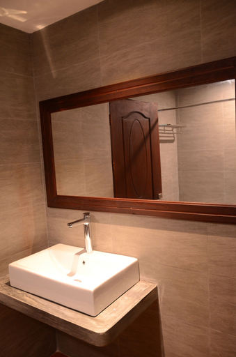 Bathroom 5, Saksiri Riverside Boutique Hotel, Vangvieng