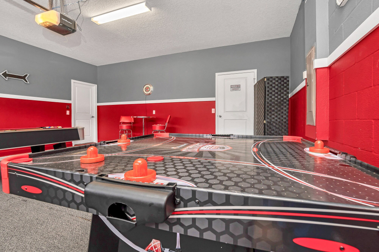 Others 2, 9 Bedroom Rental for 18 Guests, Osceola