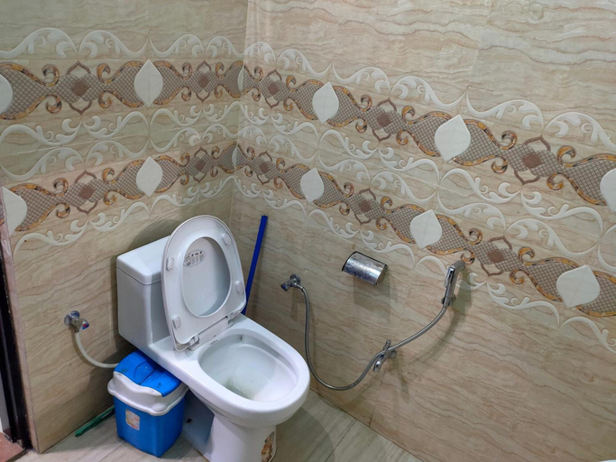Bathroom 3, Hotel Devbhoomi Inn, Dehradun