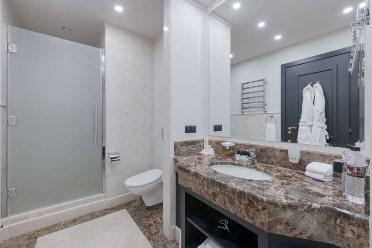 Bathroom 3, Riviera House, Podil's'kyi