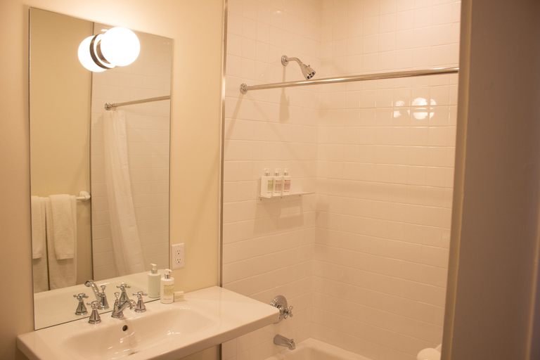 Bathroom 3, Travelers Hotel, Coahoma