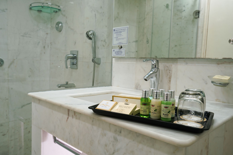 Bathroom 4, Hotel Clarks Shiraz, Agra