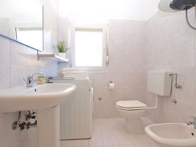 Bathroom 3, Apartment 1346, Pula