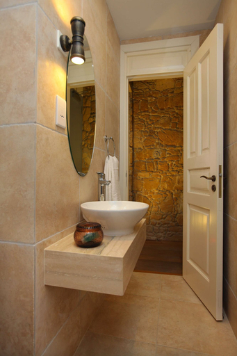 Bathroom 5, Centrum Hotel
