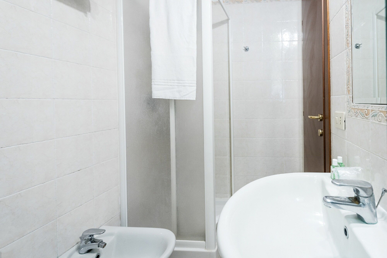 Bathroom 4, Hotel La Villetta, Roma