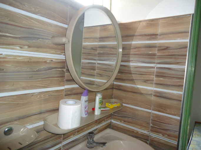 Bathroom, 1 and 1, Malimbada
