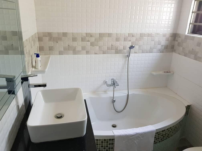 Bathroom, Ticheze Lodge And Car Hire, Lusaka