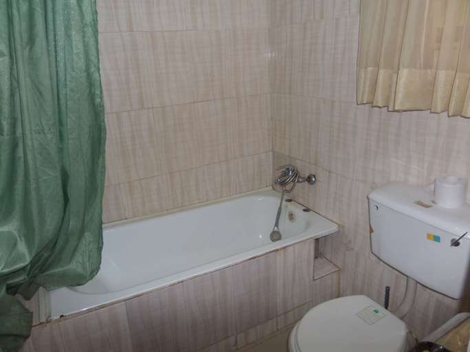 Bathroom 4, Megsplace Inn, Ikeja